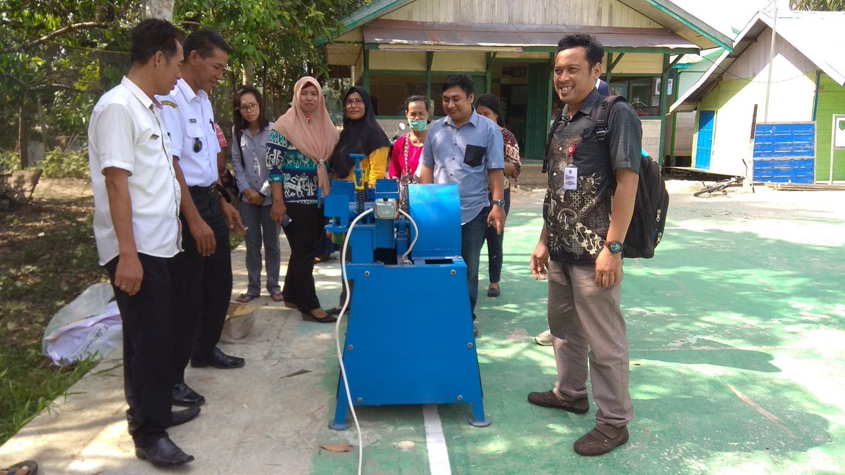 mesin split Rotan desa Danau sadar kec. dusun selatan Kab.Barito selatan, memudahkan pengrajin anyaman rotan dlm membelah rotan sesuai variasi ukuran untuk keperluan pengolahan anyaman. #GelarTTG2019
<a href="/jokowi/">Joko Widodo</a> <a href="/EkoSandjojo/">Eko P. Sandjojo</a> <a href="/anwsanusi/">Anwar Sanusi</a> <a href="/taufikmadjid71/">IG : taufik.madjid</a> @fachrilabalado <a href="/P3MDBarsel/">P3MD BARSEL KALTENG</a>