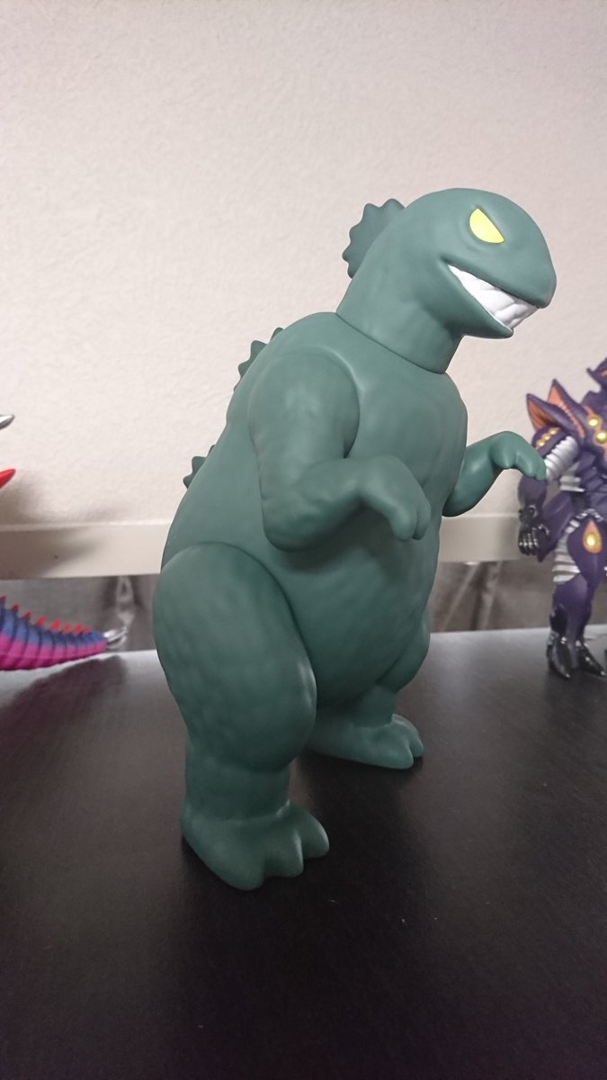 ゴジライダー 仮病 على تويتر 全体的にぐるっと 大きさはムービーモンスターシリーズのシン ゴジラと同じくらいで大体18cmくらいかな それくらいの大きさにしてはかなりずっしりときます いやすごいね アニメの姿のまんまだ 笑