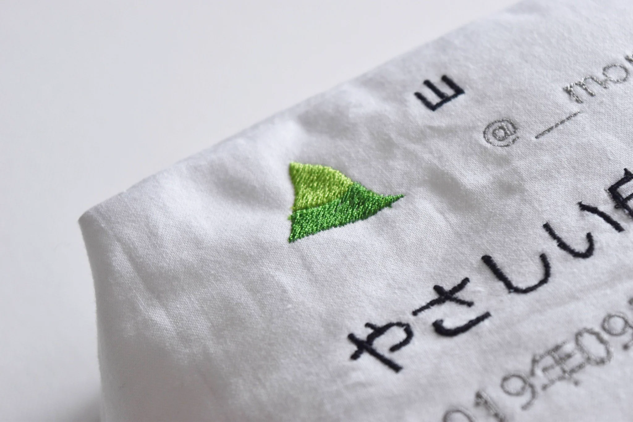 刺繍のマシーンを使用すれば？自分のツイートを刺繍したぬいぐるみが作れるwww