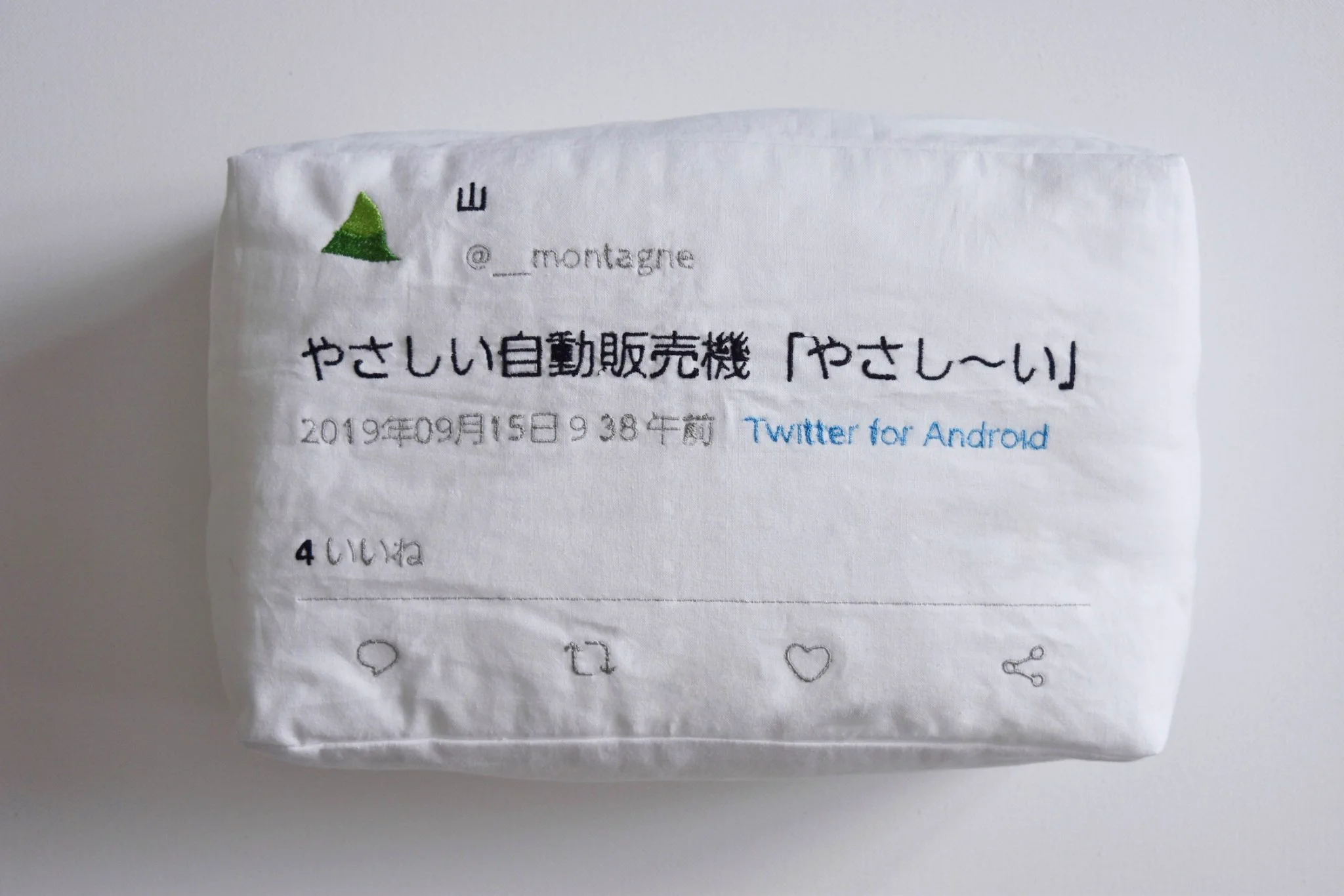 刺繍のマシーンを使用すれば？自分のツイートを刺繍したぬいぐるみが作れるwww