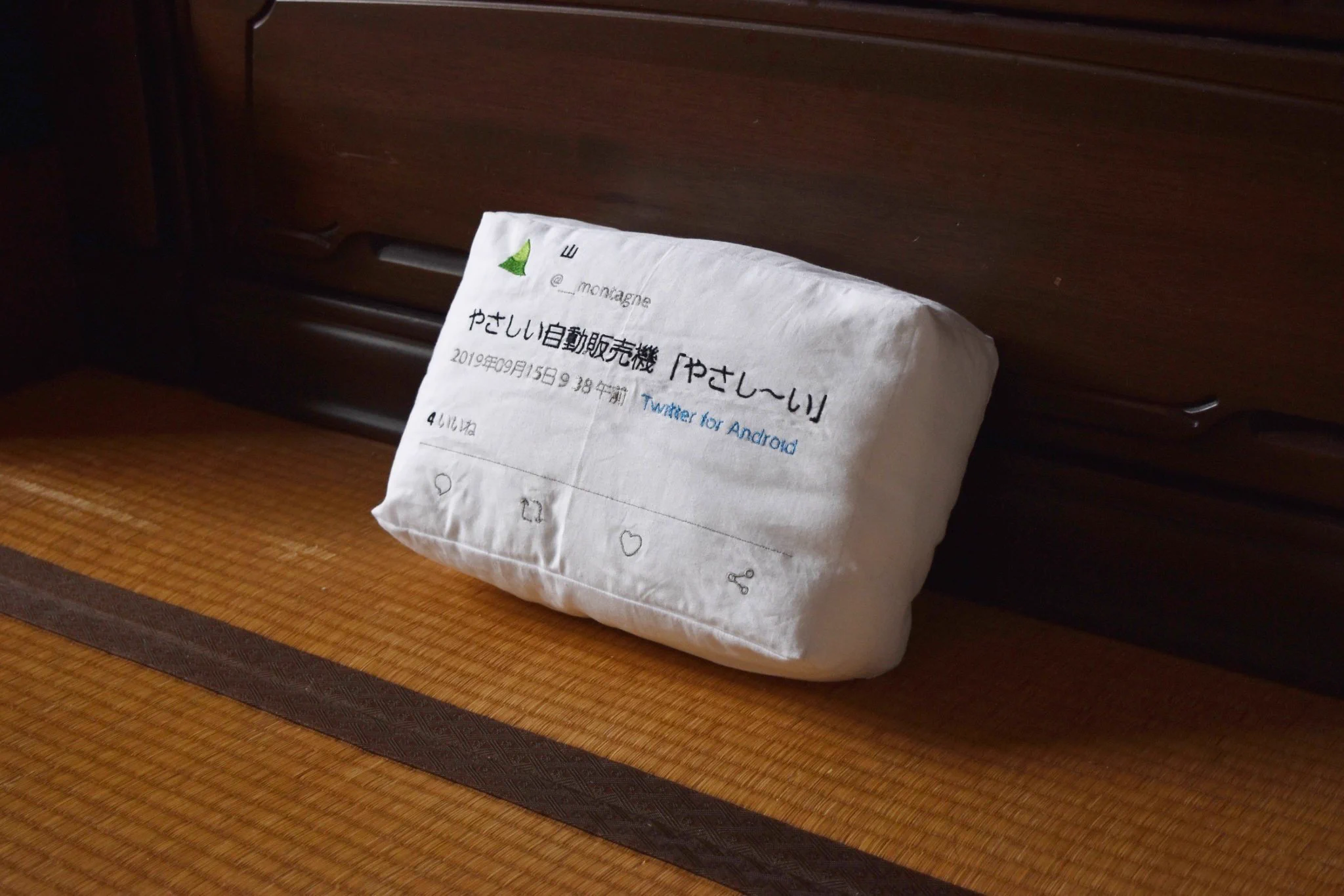 刺繍のマシーンを使用すれば？自分のツイートを刺繍したぬいぐるみが作れるwww