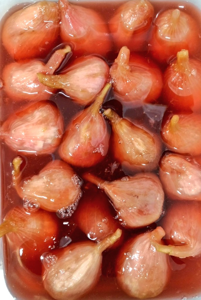 くまのパン屋ウーフ 大和郡山の中西さんのいちじくで作る いちじくコンポートもたくさん仕込んでいます 3日間 白ワインとレモンでコトコト煮込んだり 1つ1つ丁寧に皮むきしたり てまひまかけて作るいちじくコンポートは上品な甘さでとろりとして