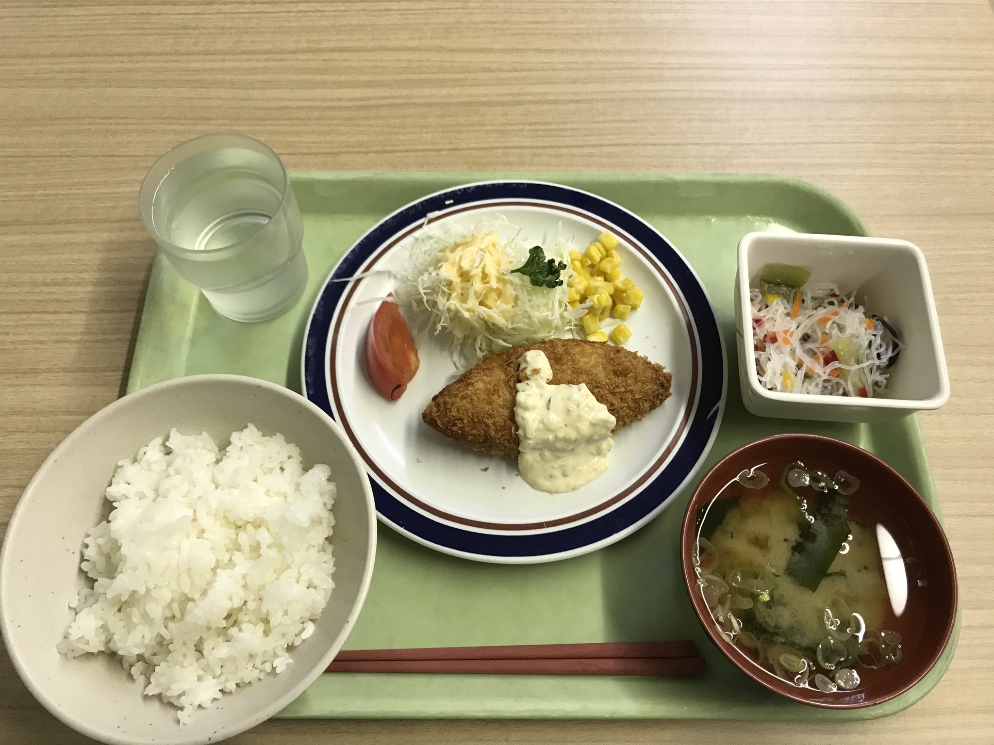 樽見 潔 千葉学習センターと同じ敷地にある 放送大学本部 幕張祭に合わせて本部内の食堂が臨時営業中 放送大学 の学生歴は長いけど こちらの食堂に入ったのは初めて 写真はサーモンフライの定食 サーモンデカい