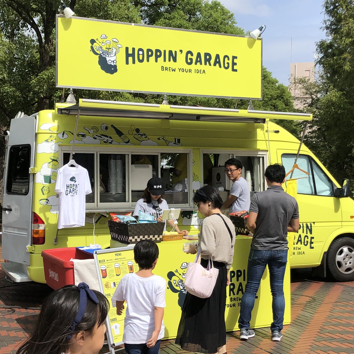 YebisuBeerFes's tweet photo. 恵比寿麦酒祭り会場の中のサッポロ広場では、3種類のHOPPIN' GARAGEオリジナルビールが飲めます^_^
芝生の上で、ゆっくり楽しんでください！
#恵比寿麦酒祭り https://t.co/tpZZ56SS5X