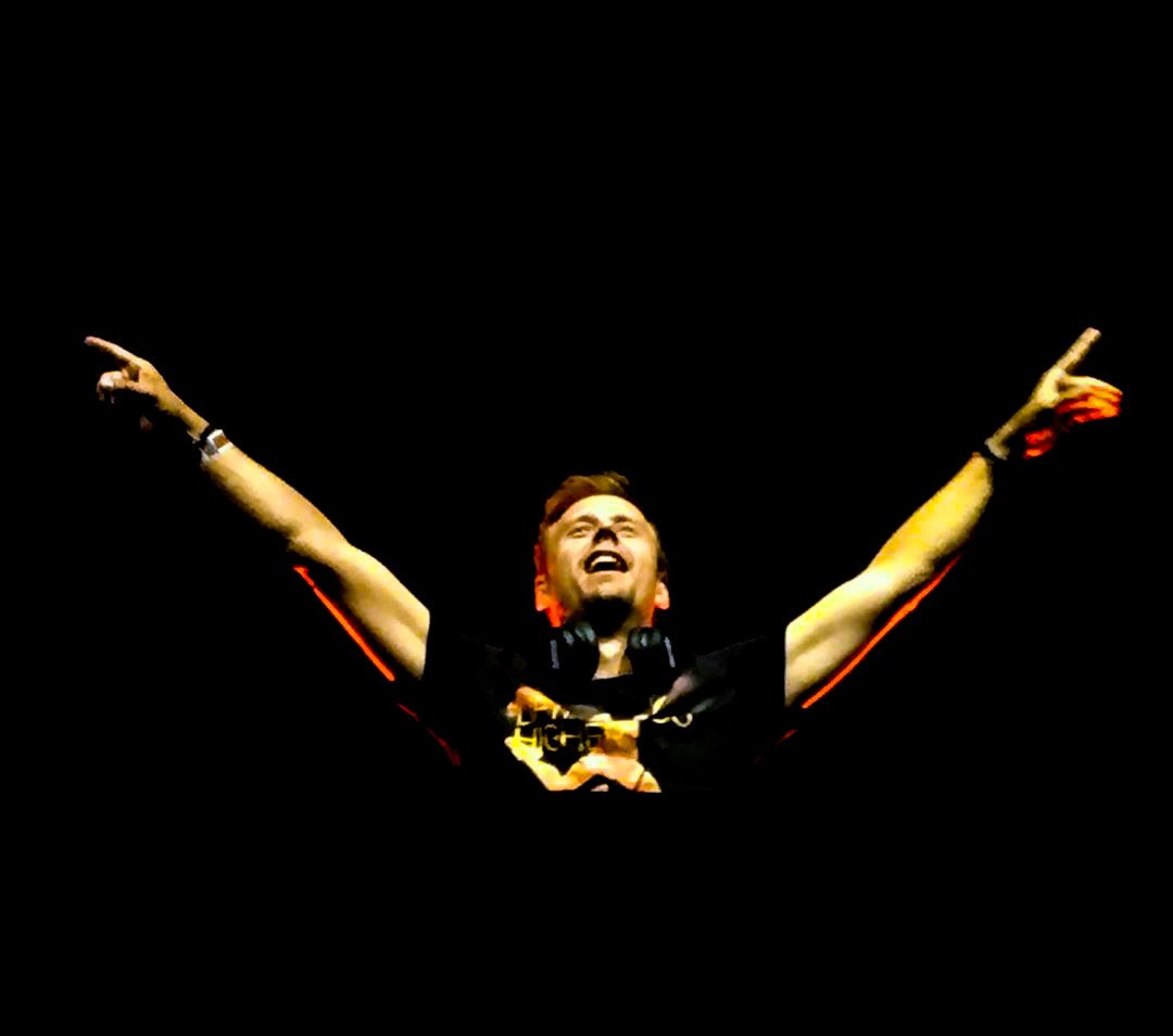 SERGEIVMusic's tweet image. UNA BELLEZA LO QUE ESTA HACIENDO EN #ASOTMEX 

Si hay alguien que vive y disfruta tocar y hacer vibrar a la gente y que tiene una energía como si fuera un adolescente es Armin, ya hacía falta una buena dosis de trance en México. #ASOT900 

Urge Febrero para su regreso 🇲🇽🙏