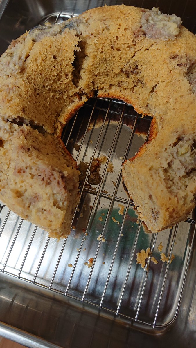 ぜんころ バナナが逝ってしまいそうだったのでバナナケーキ作ってみたら バナナが多かったのか型から出したら割れてしまったし切ったら崩れた W 粉のせい 低糖質の粉が少し足りなかったから余っていたおからパウダー足したから そして