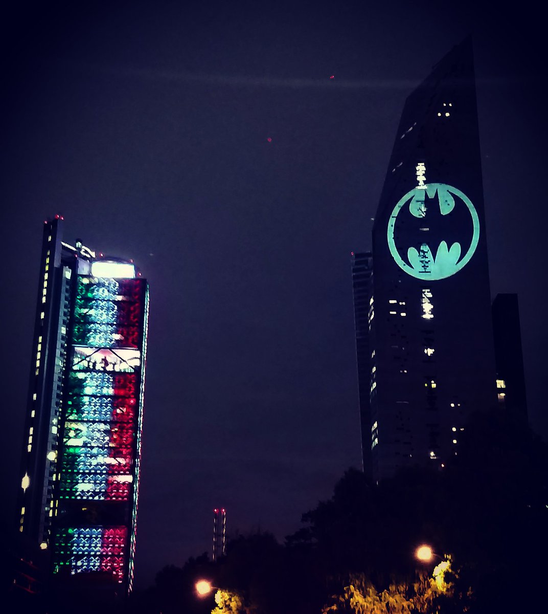 radiolimontv's tweet image. De esta manera luce la #Batiseñal en la #CDMX para celebrar el 80 aniversario de Batman.

Fotos: RolandRRG

#BatmanDay #Batman #TorreReforma #DC #BatSignal