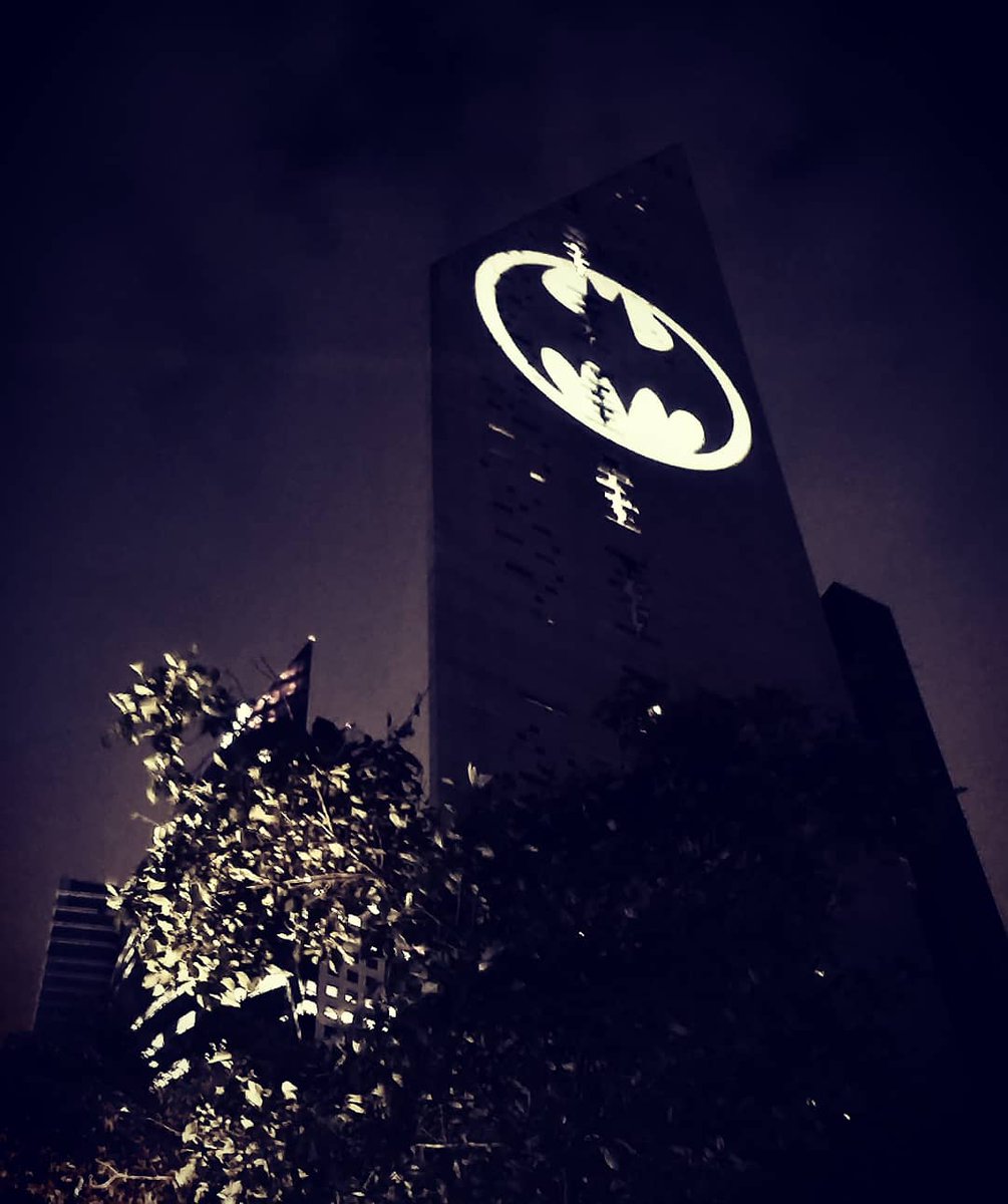 radiolimontv's tweet image. De esta manera luce la #Batiseñal en la #CDMX para celebrar el 80 aniversario de Batman.

Fotos: RolandRRG

#BatmanDay #Batman #TorreReforma #DC #BatSignal
