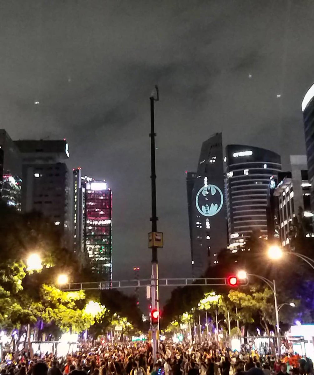 radiolimontv's tweet image. De esta manera luce la #Batiseñal en la #CDMX para celebrar el 80 aniversario de Batman.

Fotos: RolandRRG

#BatmanDay #Batman #TorreReforma #DC #BatSignal