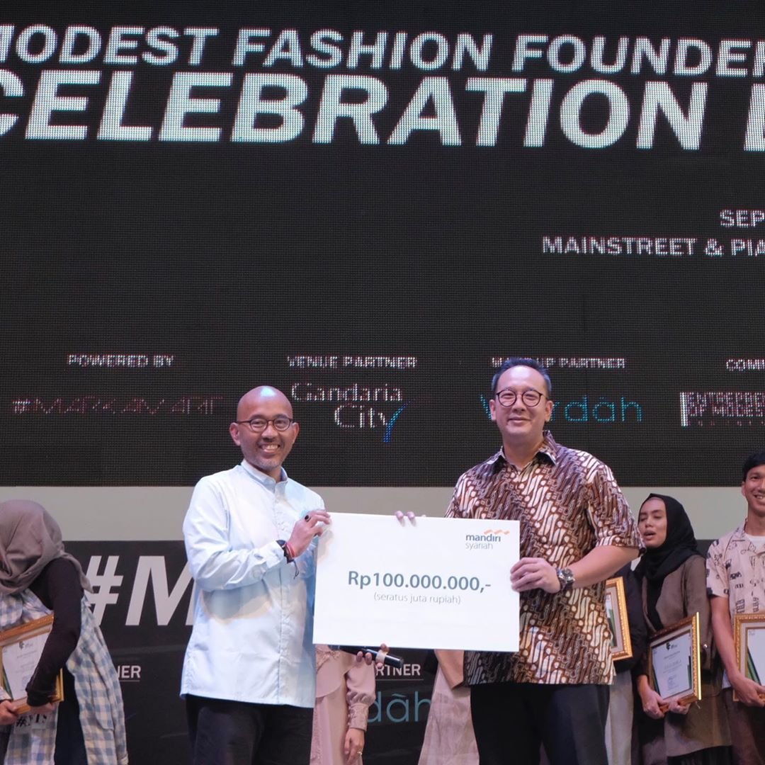 ModestFFFund's tweet photo. We are happy to announce that ModestFFFund Celebration Days had its Celebration &amp; Awarding Ceremony completed with ultimate success thanks to everyone who was a part of it, starting with @BekrafID , @markamarie , venue partner @GandariaCity  and make up partner @wardahbeauty . https://t.co/dgFEEtWEV9