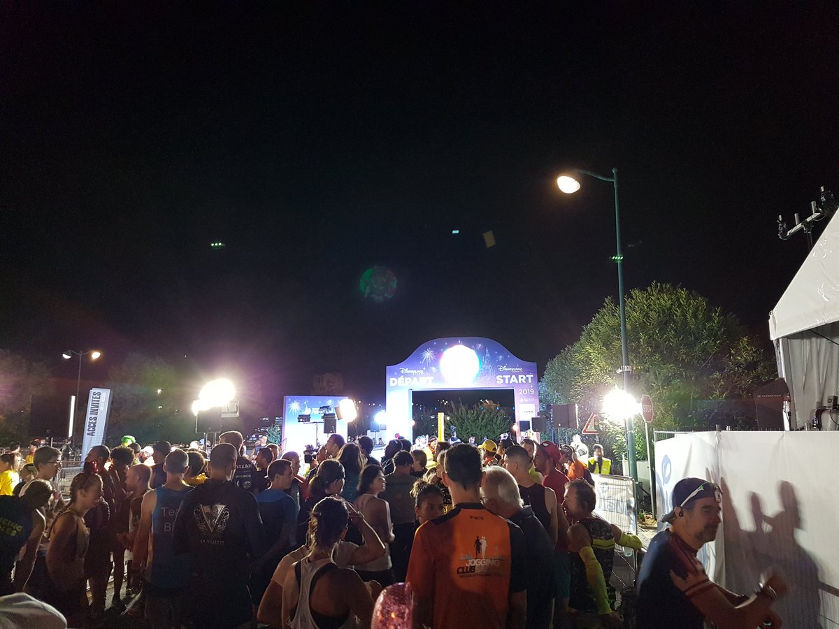 DLPcelebration's tweet photo. Lining up at the start.
#dlplive #runDisneyFrance #MagicRunWeekend https://t.co/K45zFVmedq