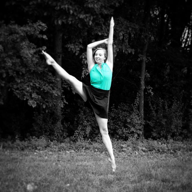 OutletDanceCo's tweet photo. Happy national dance day!! 💚 So thankful to get to work with so many amazing dancers!! #outletdanceco #nationaldanceday https://t.co/ce6TrGbhxK https://t.co/kZqikT8KYB