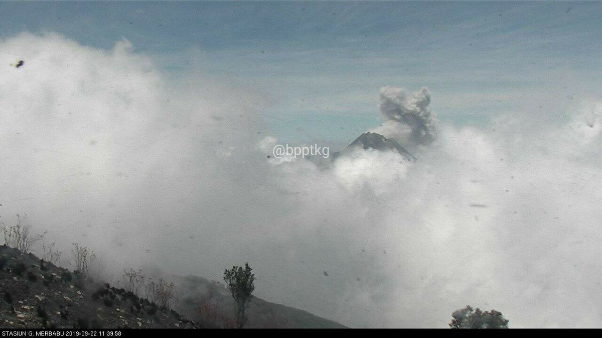 Terjadi awanpanas letusan di Gunung #Merapi pada tanggal 22 September 2019 pukul 11:36 WIB. Awanpanas terekam di seismogram dengan amplitudo 70 mm dan durasi 125 mm. Terpantau kolom setinggi ±800 m dari puncak. 

#statuswaspada sejak 21 Mei 2018