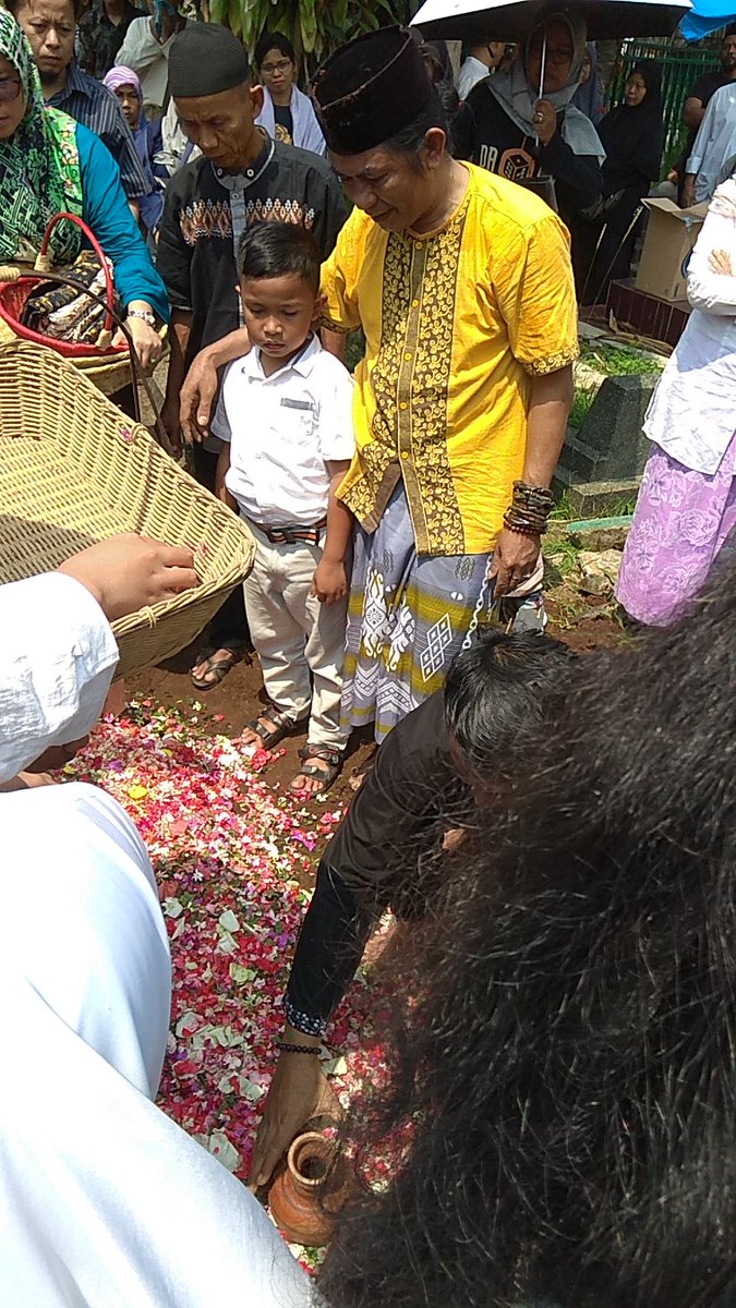 Selamat jalan Nia... tenang lah di sana, kamu meninggalkan orang2 yang kuat...
