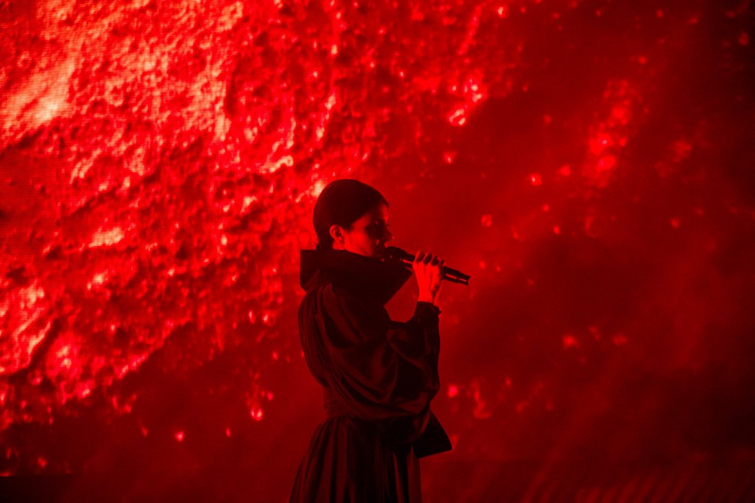 Para presentar su nuevo álbum 'ZION', @ElyGuerra_ nos transportó a un lugar en el que su voz era lo único que importaba. 🎶💕 Fotos por <a href="/bereriveraof/">Bere Rivera</a>