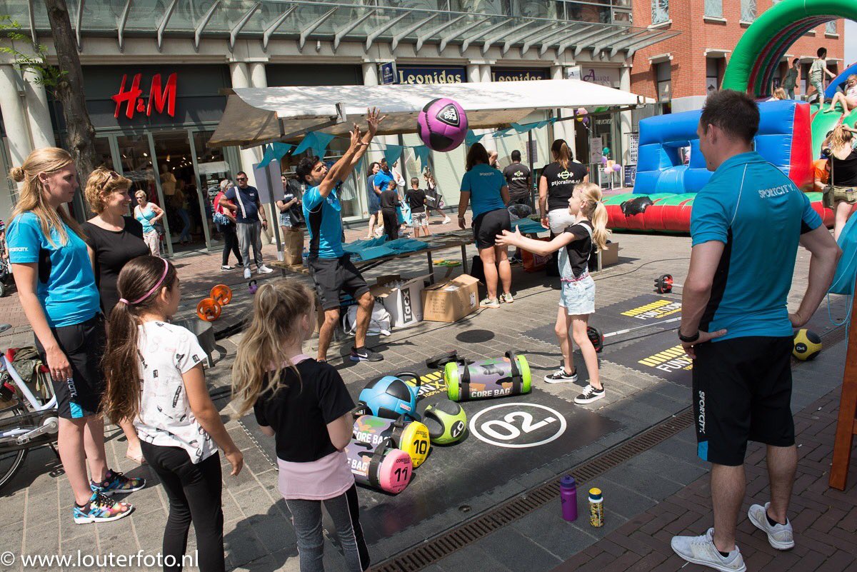 DordtSport's tweet image. Vandaag presenteren ruim 30 sportclubs zichzelf, midden in het centrum van Dordrecht! Kom jij ook langs om één van de vele sportdemonstraties te bekijken of mee te doen? Dordt Fit duurt van 12-17uur #nationalesportweek #BeActive #dordtfit #dordrechtcentrum #koopzondag