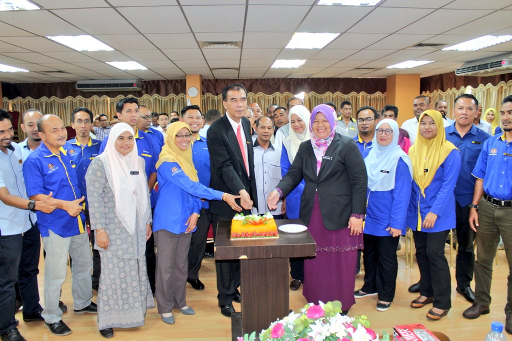 JKR Terengganu (@jkrterengganu) on Twitter photo Majlis Perjumpaan & Amanat bersama Pengarah Kerja Raya N.Terengganu YBrs. Ir.Yusuf Abd Ghani <a href="/yusufghani200/">تذكرة</a> bersama warga <a href="/jkrbesut/">JKR BESUT</a>. JD <a href="/rohayahuu/">Rohayati AK</a> & warga JKR Besut turut meraikan Tn. Pengarah dgn acara memotong pulut kuning
<a href="/JKRMalaysia/">JKR Malaysia</a> @kpkr <a href="/Nuzulnisa/">Nuzulnisa Barudin</a> <a href="/jasmi99203168/">jasmi</a> Majlis Perjumpaan & Amanat bersama Pengarah Kerja Raya N.Terengganu YBrs. Ir.Yusuf Abd Ghani <a href="/yusufghani200/">تذكرة</a> bersama warga <a href="/jkrbesut/">JKR BESUT</a>. JD <a href="/rohayahuu/">Rohayati AK</a> & warga JKR Besut turut meraikan Tn. Pengarah dgn acara memotong pulut kuning
<a href="/JKRMalaysia/">JKR Malaysia</a> @kpkr <a href="/Nuzulnisa/">Nuzulnisa Barudin</a> <a href="/jasmi99203168/">jasmi</a>
