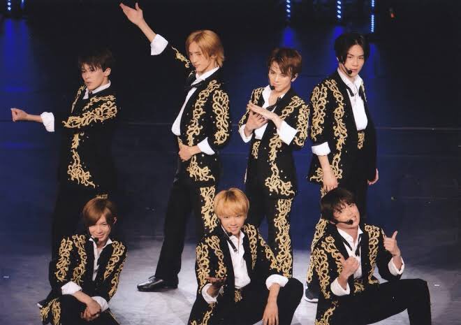 さと マッチコンのトラジャ黒金衣装の唐草模様ぽくて去年買った靴下