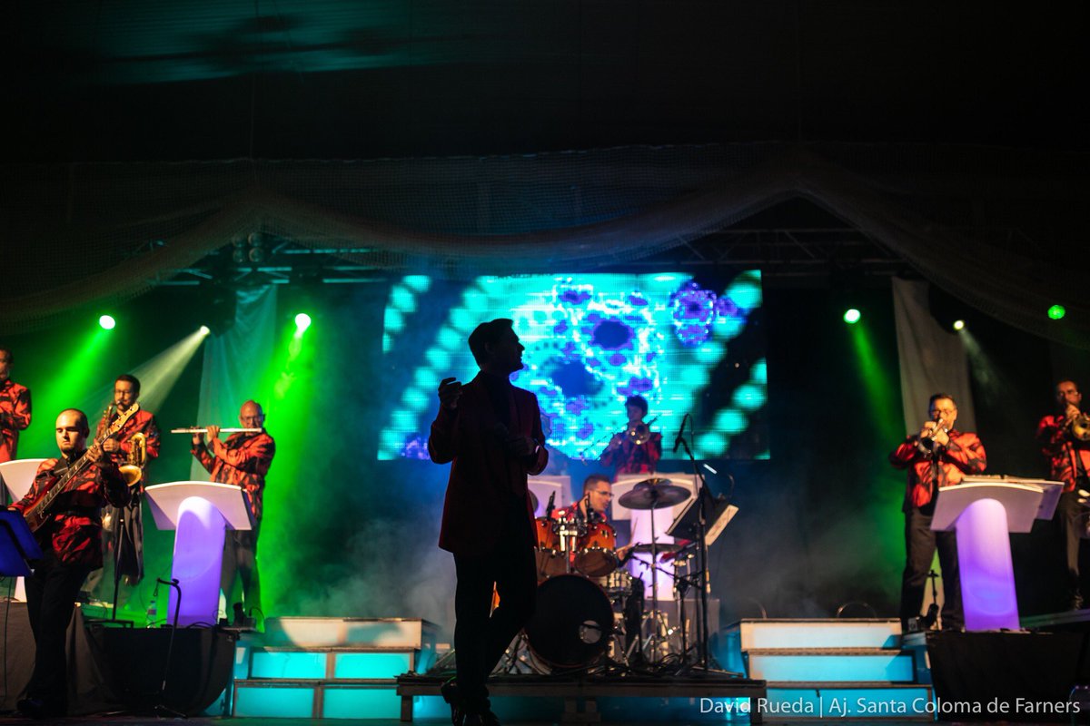 AjSCFarners's tweet photo. L'Orquestra Maribel i Strombers van omplir de bon rotllo i bona música el recinte de les #barraques de #FMSCF19 ahir a la nit. 🎤🥁🎤🌈🌈 I abans, ball amb l’Orquestra Montgrins 🕺🏻🕺🏻 al pavelló de la Nòria https://t.co/oYYIrczhes