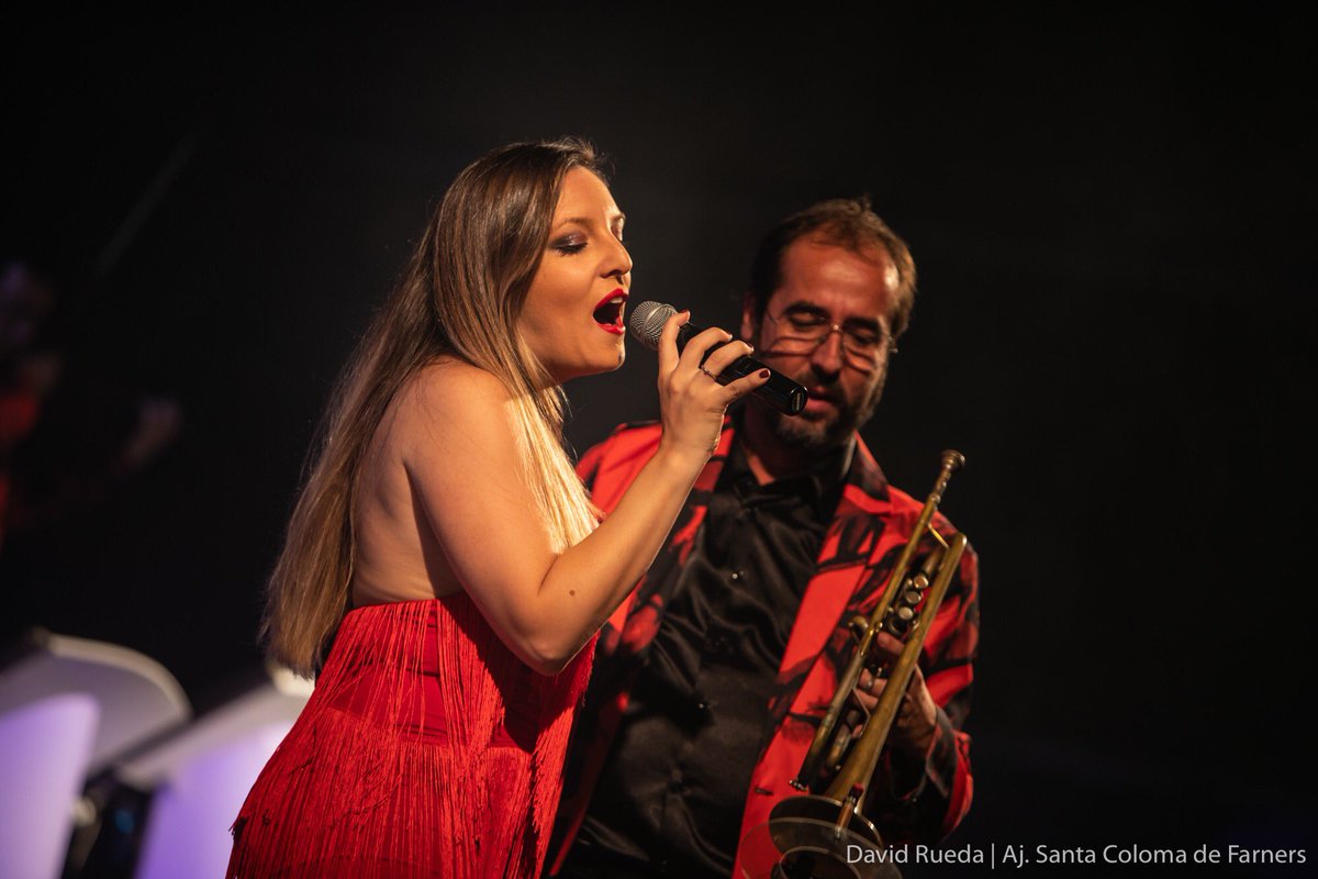 AjSCFarners's tweet photo. L'Orquestra Maribel i Strombers van omplir de bon rotllo i bona música el recinte de les #barraques de #FMSCF19 ahir a la nit. 🎤🥁🎤🌈🌈 I abans, ball amb l’Orquestra Montgrins 🕺🏻🕺🏻 al pavelló de la Nòria https://t.co/oYYIrczhes