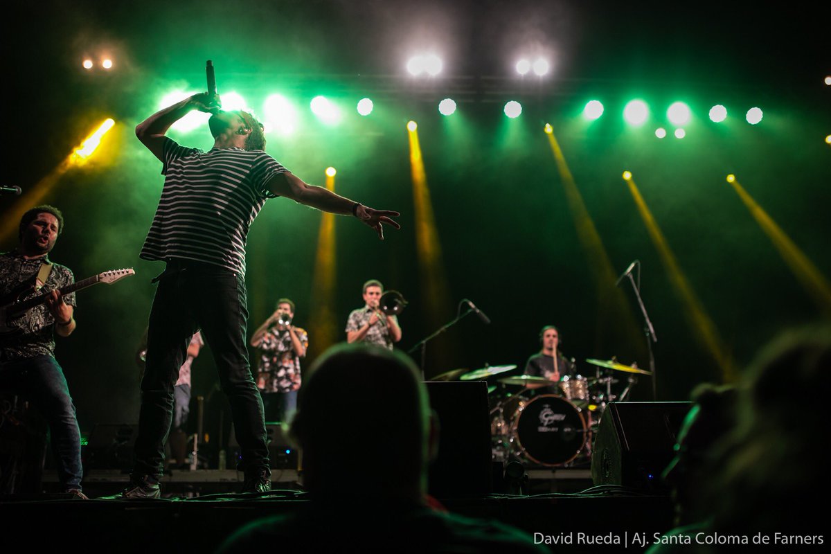 AjSCFarners's tweet photo. L'Orquestra Maribel i Strombers van omplir de bon rotllo i bona música el recinte de les #barraques de #FMSCF19 ahir a la nit. 🎤🥁🎤🌈🌈 I abans, ball amb l’Orquestra Montgrins 🕺🏻🕺🏻 al pavelló de la Nòria https://t.co/oYYIrczhes