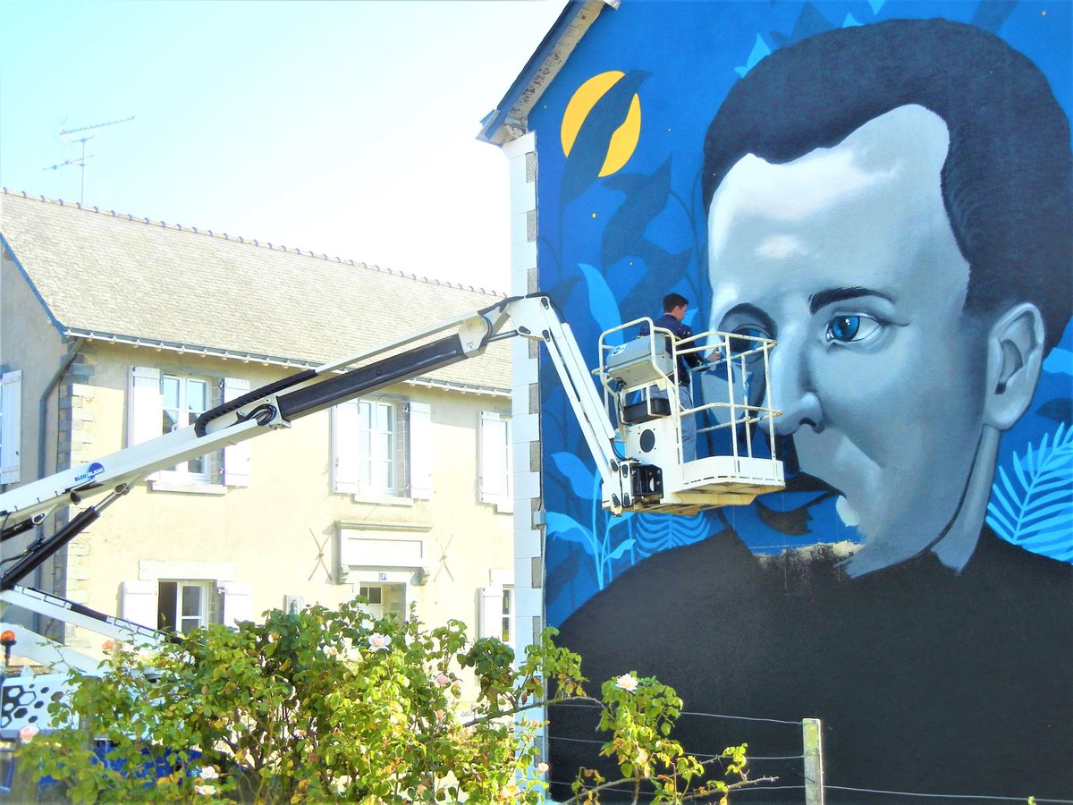 Une superbe fresque représente René Guy Cadou, célèbre poète, à 8km de #Châteaubriant à Louisfert, devant son musée cutt.ly/wwNyshx