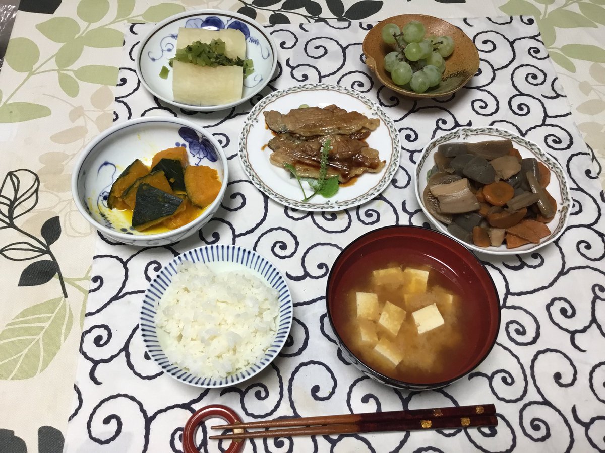今日の夕飯 9月22日 南瓜煮付け 豚肉の絵生姜焼き 煮しめ 漬物 葡萄 御飯 味噌汁 ミゾイキクコ Scoopnest