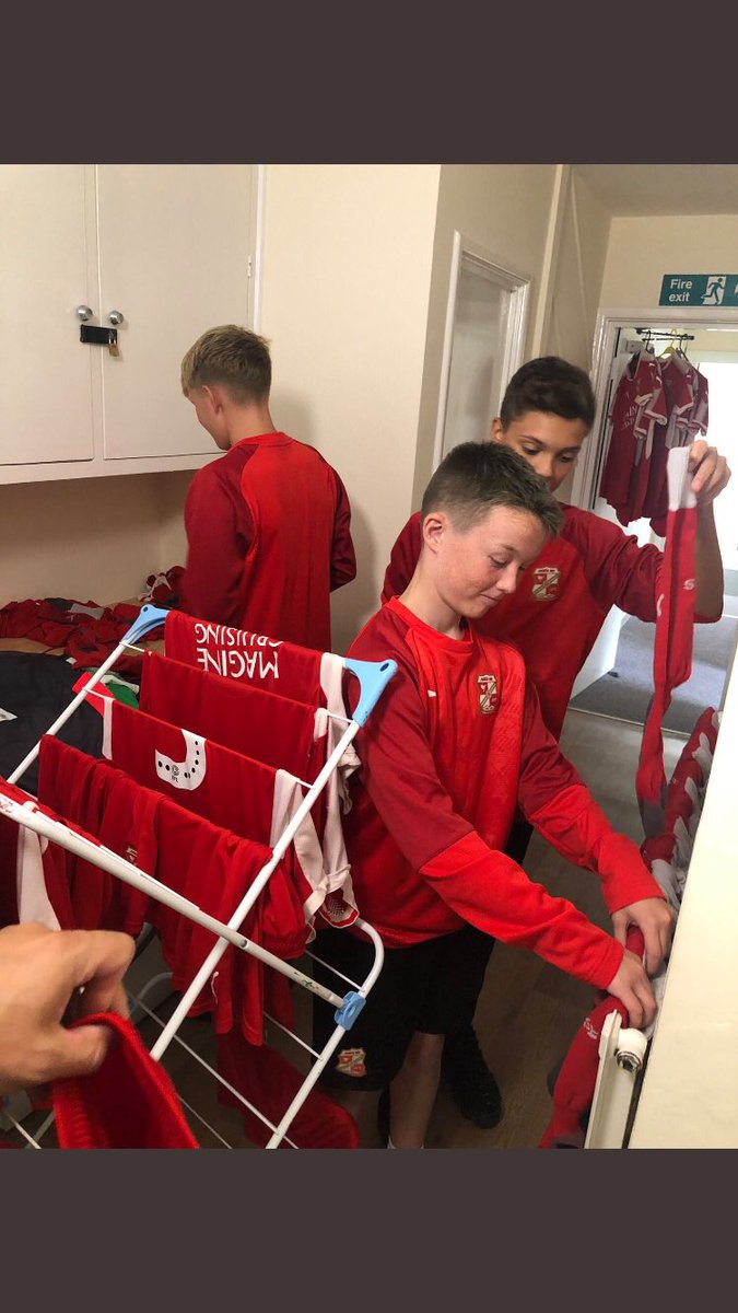 LiveLikeAProUK's tweet photo. #LifeSkills .... @LiveLikeAProUK 2019 @FoothillsSoccer #2005Boys π@AcademySTFC β€οΈ@Mount_Kelly #BootRooms π¨π¦π¬π§ #LaundryNight https://t.co/rSOlnxMSO3