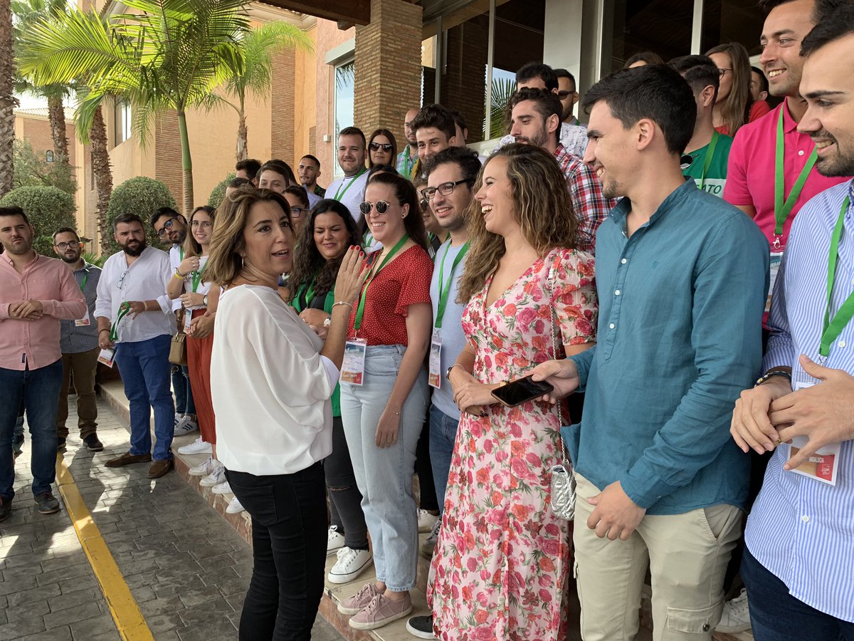 JSAndalucia's tweet photo. En breve empezamos la clausura de la #VEscuelaDeVerano con 🔜 @susanadiaz 

Síguelo en #FacebookLive, #Periscope  o el canal de #YouTube del @psoedeandalucia 📱 https://t.co/QDPbZIK5br