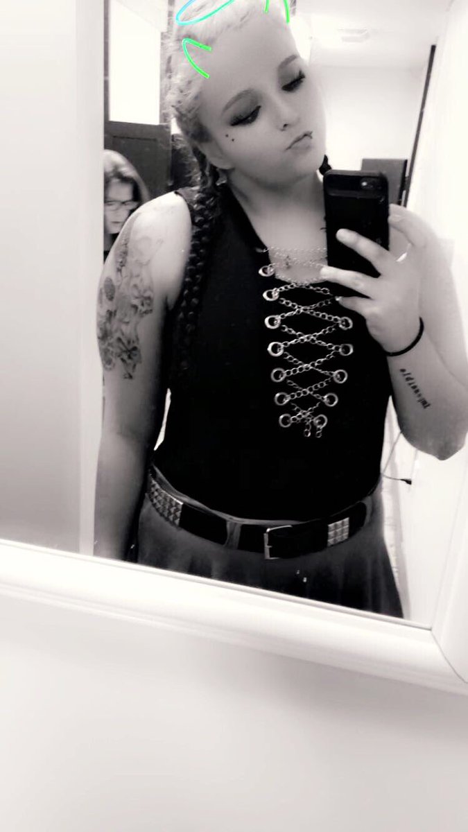 garciabrittanyy's tweet photo. Another debut and new city and state added to the list😝🤘🏼🖤 #prettyinpunk https://t.co/yORdzDBcLM