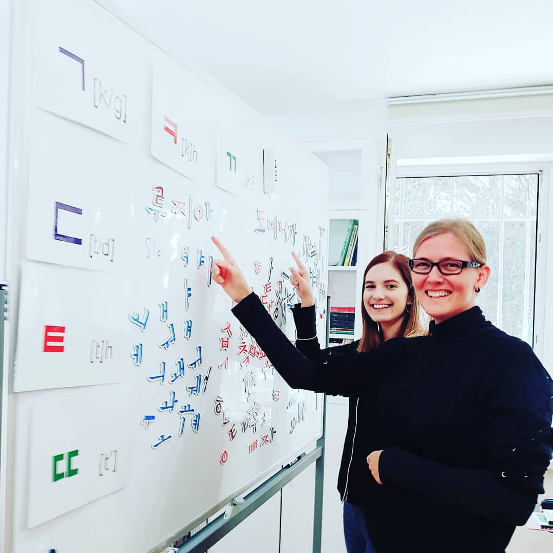 KCCSKoreanCult1's tweet photo. Včera sme boli na koncerte.Ďakujem za takú ktásnú hudbu a pekne kórejské jedlo.😍
#KCCS #Korean_Cultural_Center_Slovakia #Korean_Lesson #Hangul #Korea #Slovakia #Korean_Center #한국_문화센터_슬로바키아 #슬로바키아 #대한민국 #한글 #한국어_수 https://t.co/VzcQnI2qZ2