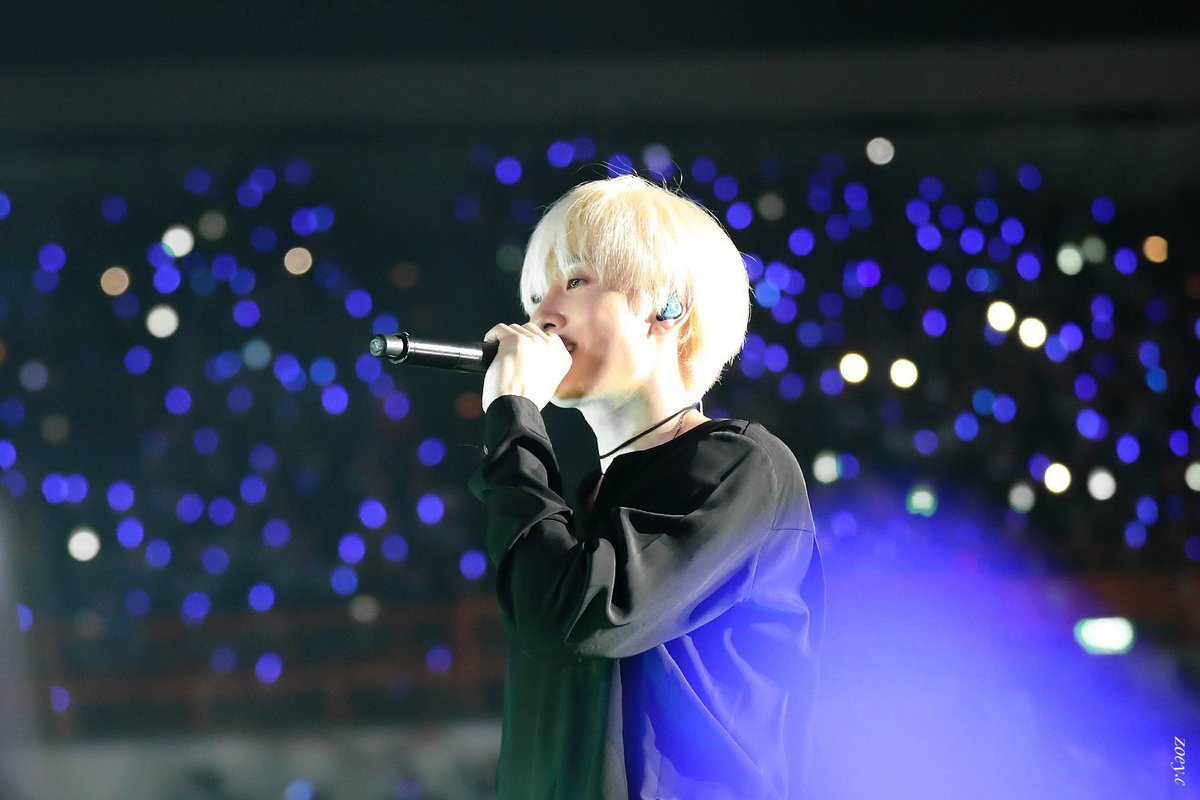 haekjoyce's tweet photo. So beautiful w the bokeh from the lightsticks 💙 https://t.co/1j7kiTvIPK