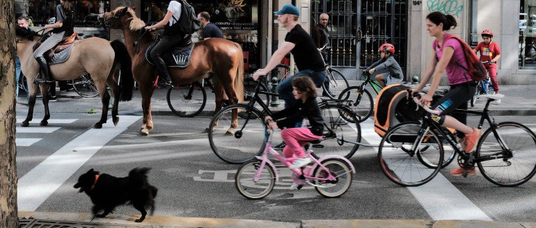 KindSamenleving's tweet photo. Als afsluiter van de #weekvdmobiliteit is het vandaag #autolozezondag in heel wat steden en gemeenten. Over wat een autoloos Brussel met kinderen doet, maakten we vorig jaar deze reportage in ons Magazine: https://t.co/hAOLV6rArJ #autovrijezondag https://t.co/Lt5G06MvTo