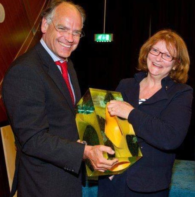 zorgenzo's tweet photo. Facebook stuurt hele mooie herinnering
Foto van de overhandiging #SocialeInnovatieprijs 2010 @MinVWS, uit handen van Leon van Halder. Een (met ouders) ontworpen #ePHR voor kinderen met zeldzame aangeboren afwijking.
#Ikzorgzelf
#NursewithEHealthSkills
@masterTie @PWalgemoed https://t.co/7IhXAyezpm