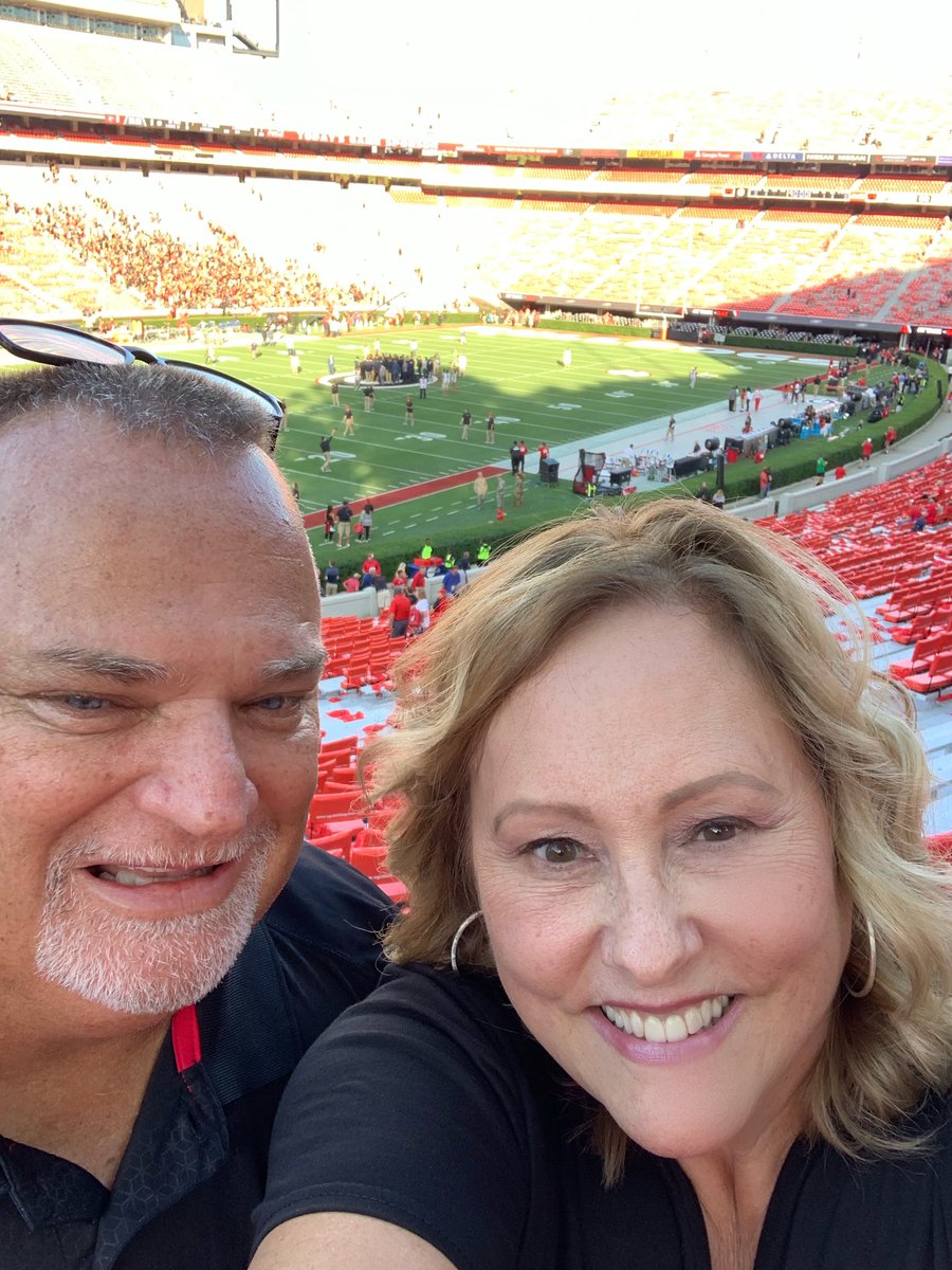 RonnaRGarrett's tweet photo. #DawgNation Gave everything they wanted and more!  Win over Notre Dame in the books! 🏈🏈🏈🖤❤️ https://t.co/TL8DmbGJw8