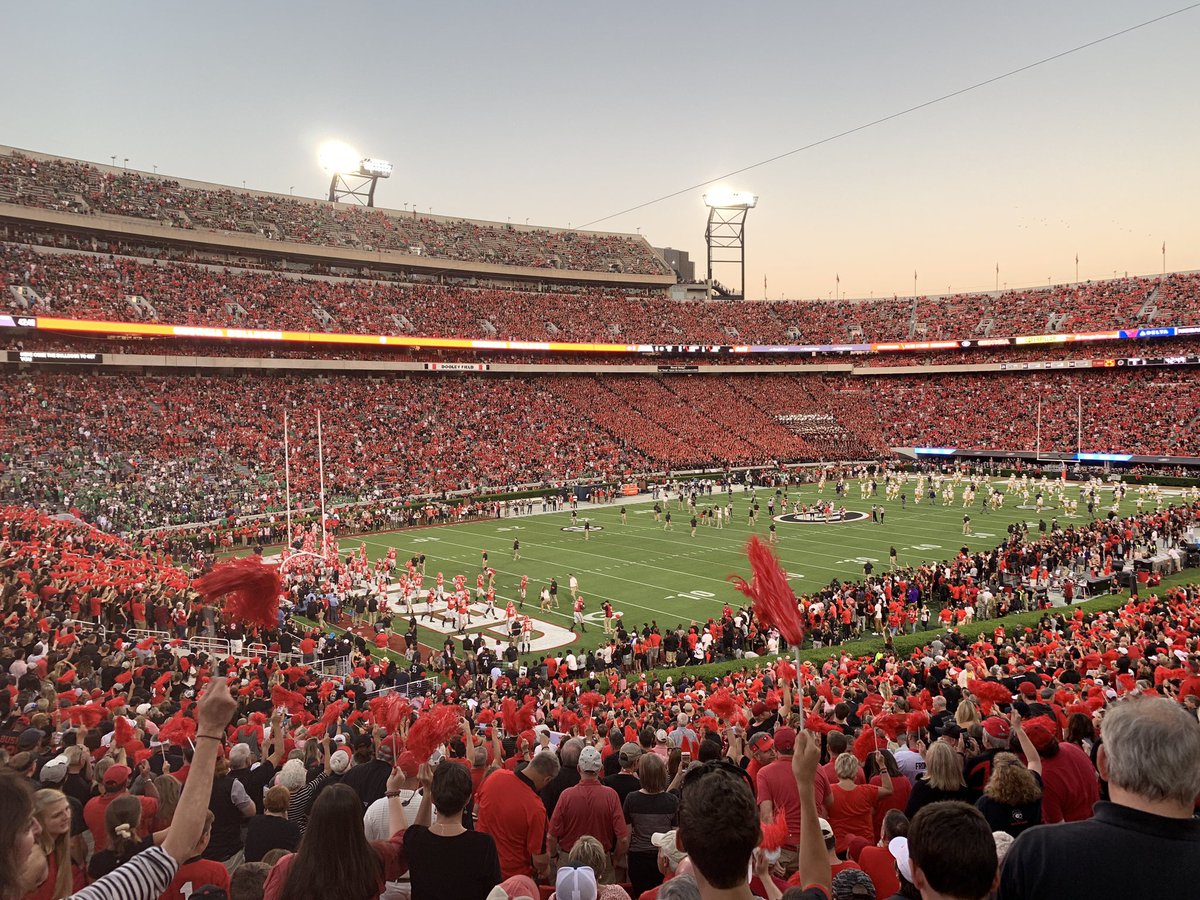 RonnaRGarrett's tweet photo. #DawgNation Gave everything they wanted and more!  Win over Notre Dame in the books! 🏈🏈🏈🖤❤️ https://t.co/TL8DmbGJw8