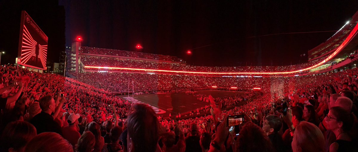 RonnaRGarrett's tweet photo. #DawgNation Gave everything they wanted and more!  Win over Notre Dame in the books! 🏈🏈🏈🖤❤️ https://t.co/TL8DmbGJw8