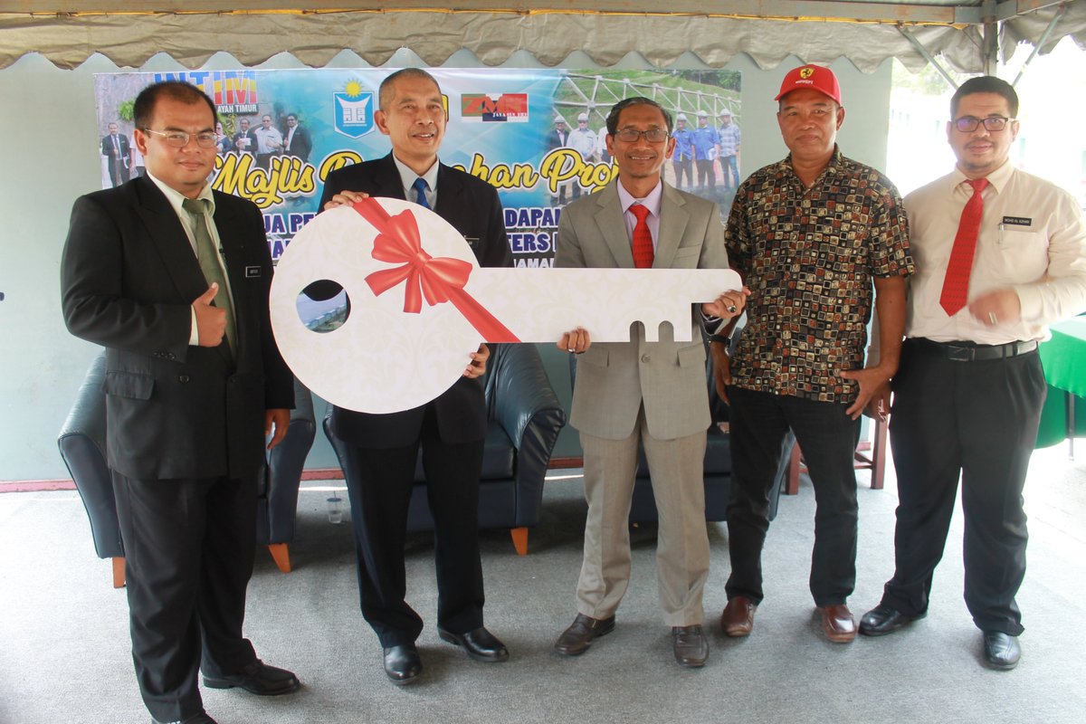 jkrkemaman's tweet photo. Majlis penyerahan projek kerja-kerja pembaikan cerun hadapan rumah tamu, jalan utama dan kuarters D3 di INTAN, Kampus Wilayah Timur (INTIM). @JKRTerengganu @yusufghani200 @HassanKamarudd3 @AlAzhar_JKR
#AmbilBeratRakyatSenang https://t.co/DSc9aHD80i