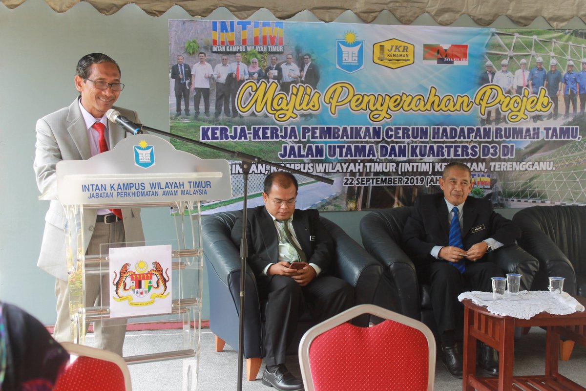 jkrkemaman's tweet photo. Majlis penyerahan projek kerja-kerja pembaikan cerun hadapan rumah tamu, jalan utama dan kuarters D3 di INTAN, Kampus Wilayah Timur (INTIM). @JKRTerengganu @yusufghani200 @HassanKamarudd3 @AlAzhar_JKR
#AmbilBeratRakyatSenang https://t.co/DSc9aHD80i