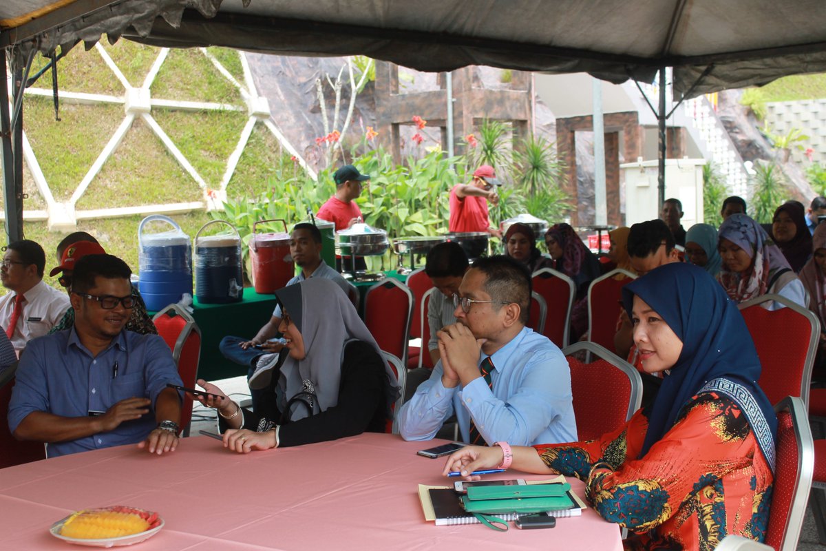 jkrkemaman's tweet photo. Majlis penyerahan projek kerja-kerja pembaikan cerun hadapan rumah tamu, jalan utama dan kuarters D3 di INTAN, Kampus Wilayah Timur (INTIM). @JKRTerengganu @yusufghani200 @HassanKamarudd3 @AlAzhar_JKR
#AmbilBeratRakyatSenang https://t.co/DSc9aHD80i