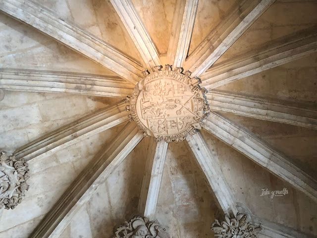 idayvueltablog's tweet photo. Universidad de Salamanca, edificio histórico: historia y arte en el emblema salmantino.  https://t.co/rF7P3jyQFv   @usal @turismsalamanca @Salamanca_ven @salamancartehis @CyLesVida https://t.co/aCsqB20rxC