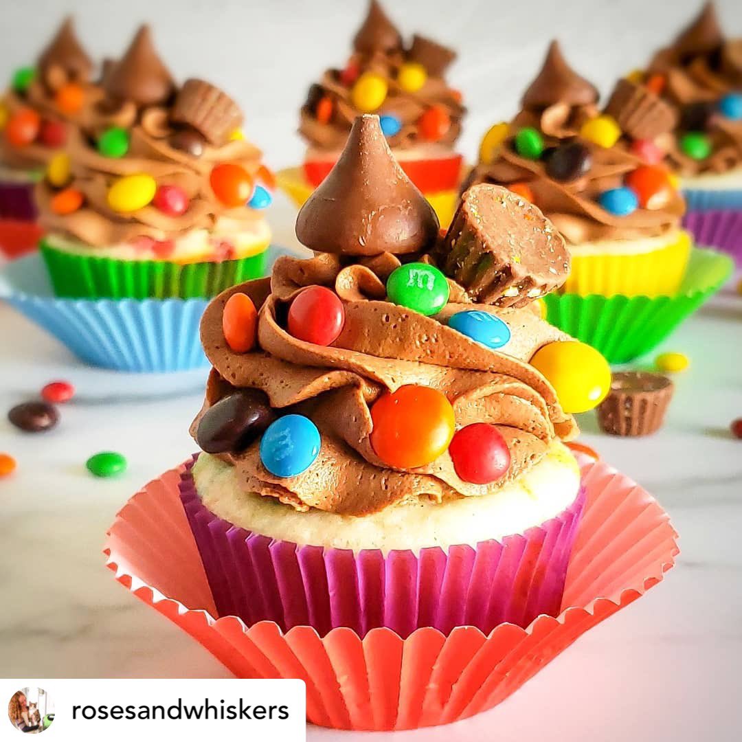 Just_Bake's tweet photo. @rosesandwhiskers we’ve completely fallen in love with your Willy Wonka cupcakes 🧁
https://t.co/LtcK1NQr8f
#customcakes #icing #icingcakes #fondant #fondantcake #edibletoppers #ediblecaketoppers #cakeideas #cakeinspiration #cakestagram #instacake #instacakedesign #cakeart #cake https://t.co/dxkFFKkslp