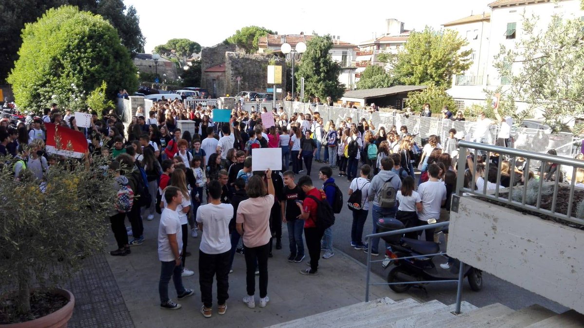 PresideGrotti's tweet photo. #LiceoRedi: l'accoglienza alle classi prime https://t.co/sOl6Lvv9zn