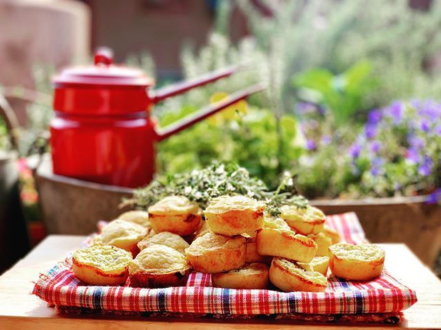 kitchen_sandys's tweet photo. I was woken by the sounds of farm life rising for the day. Somehow my piping hot chicken pies and roasted tomato and goats cheese tartlets seem to have taken on a new aroma ...
#farmlife 
#savourytartlets
#sandyskitchensa 
#cateringservice https://t.co/dLzyPx5kSL https://t.co/Lzw97hDBdk
