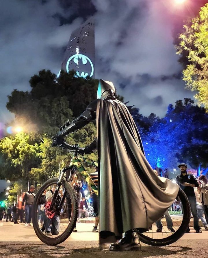 Tani57513974's tweet photo. Esta foto es de "Luis Hernández" lo encuentras en IG como luis_arqjr tiene fotos bien bonitas
👇👇👇
https://t.co/vvV2q95q6u

#Batman80 #BatmanDay2019 #MejorEnBici #BatmanMx https://t.co/VbFbAZl9oz