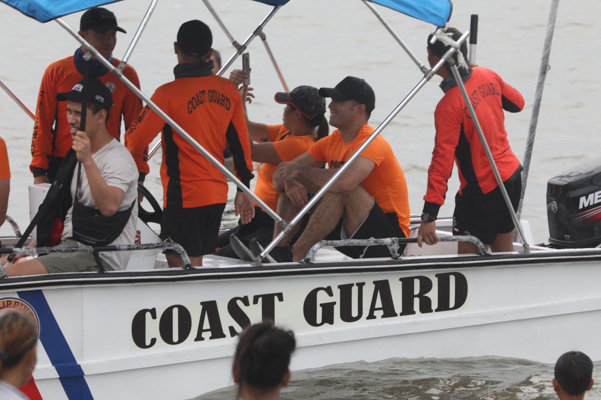 LOOK: Screen actor and Philippine Coast Guard auxiliary officer Gerald Anderson joins the 34th International Coastal Cleanup Day at the shoreline of Baseco in Tondo, Manila on Saturday (Sept. 21, 2019). | PNA Avito Dalan @PhilCoastGuard1 

#ICCPH2019 
#ICC2019