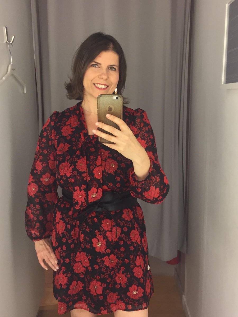 stefffanie_b's tweet photo. Après le top voici la robe dans ce beau motif rouge et noir ;) 😍 #ambassadrice #nafnaf #legrandmechantlook #robe #tendance #nafnafaddict #shoppingaddict #fleus #nafnafparis #nafnaf #monaventurenafnaf https://t.co/meOv1c6y89 https://t.co/c8F1UqNvOQ