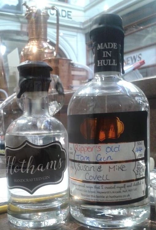 MikeCovell's tweet photo. Thank you @HullGinSchool @HullsGinMan for having us.  I not only learnt more about gin than I ever thought possible, I did science, and made a sweet, zesty gin, and graduated. 

#HullGin #MadeinHull #RippersOldTomGin https://t.co/iyzOfTyikb