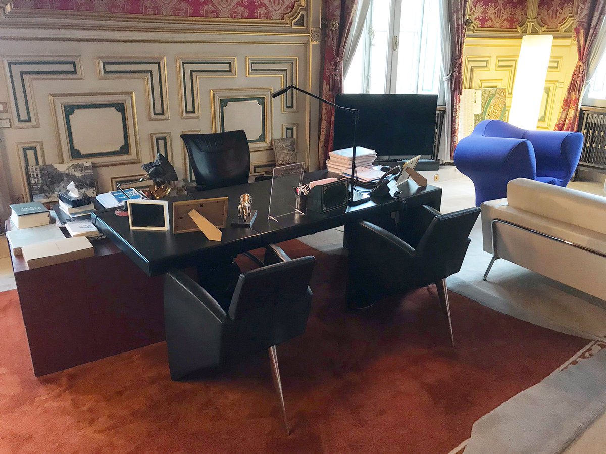 Leo Chapuis Auf Twitter Le Bureau Du Maire De Lyon Gerardcollomb Villedelyon Jep2019 Journeesdupatrimoine Bfmlyon Avec Un Drole De Fauteuil Bleu Https T Co Uhgk9ywutd