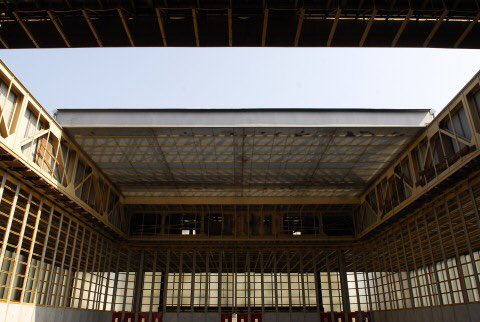 SPPEF's tweet photo. Ajoutons que la #MaisonDuPeuple possède de très importantes surfaces vitrées et est conçue, avec son toit ouvrant, comme un atrium. L’ombre qu’apportera nécessairement une tour haute de 99 m positionnée en surplomb détruirait cette relation avec la lumière. Cc @villeclichy https://t.co/rrq7p7a1jF